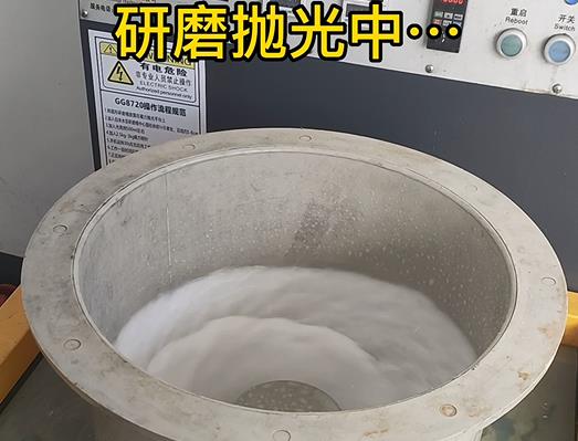 正在不銹鋼武術(shù)用具刀把拋光清洗